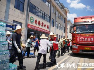 “全网最幸运司机”来到贵州榕江，眼泪夺眶而出送锦旗