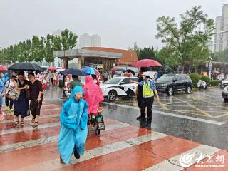 E起正能量（47） | 雨中伞下的双向守护 一把伞撑起的温暖城市
