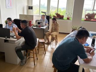烟台农商银行福山区清洋支行党支部 移动柜台“搬”进办公区