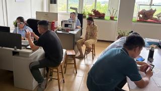 烟台农商银行福山区清洋支行党支部 移动柜台“搬”进办公区