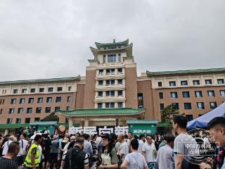 新民大街开街｜意外惊喜！转角遇到太阳能手机充电板