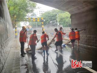 石家庄市新华区：1200名环卫工人雨中清淤保畅通