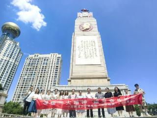 热浪中追光 党员教师纪念碑前学“三大精神”