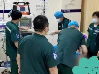 50岁患者突发室颤，医护团队“生死竞速”抢回生命