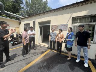 吴泰闸社区开展慰问老党员活动