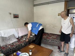 李营街道五里屯社区开展“情暖老党员”走访慰问活动