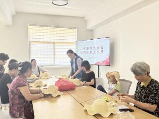 巧手编织民族情 草帽绘就团结景