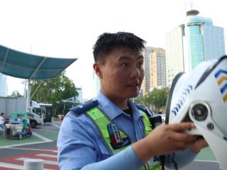 直击高温下的坚守！热浪中聊城执勤交警坚守一线，汗如雨下……