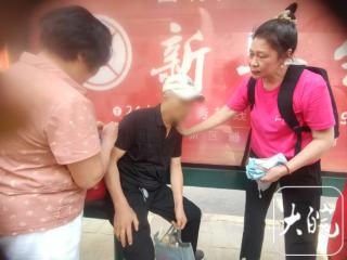 老大爷高温天等公交时摔倒 合肥众多市民伸援手