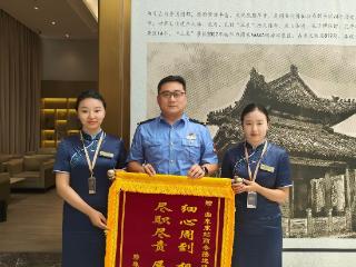 列车晚点乘客犯难，曲阜东站上演爱心接力