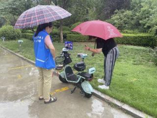 雨天巡查不停歇，南苑街道南池社区撑起车辆“安全伞”