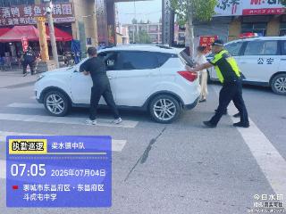 车辆突发故障 交警化身“推车哥”暖心相助