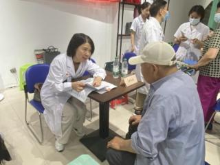 烟台毓璜顶医院走进翡翠社区开展“我为群众办实事”公益义诊活动