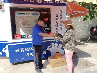 “城管小站”扎根农贸市场，普法便民送清凉