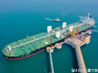 全球首艘双翼动力风帆超大型油轮靠泊，黄岛边检站高效护航