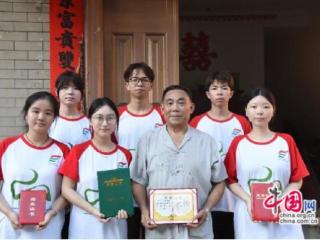 吉首大学学生解码“钢火烧龙” 非遗民俗基因