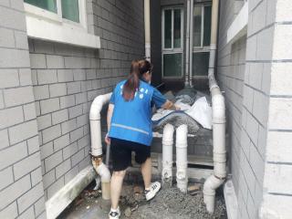济阳街道财工街社区网格员排查隐患，守护居民安全