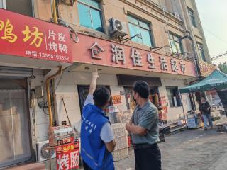 济阳街道财工街社区商户联手疏通楼顶雨水管道