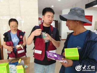 青岛西海岸新区疾控中心开展2025年老年健康宣传周健康咨询活动