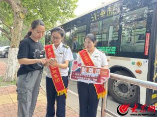 便民利民暖人心！青岛温馨巴士志愿者助力“一元通乘”惠民政策广覆盖