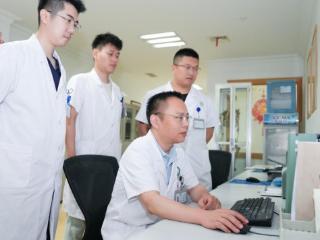 毓璜顶医院医生依托3D打印技术 以毫米级精度为患者再造新胸骨