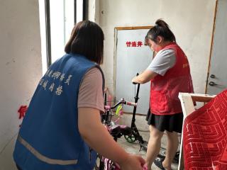 草桥口社区开展电动车规范停放整治活动