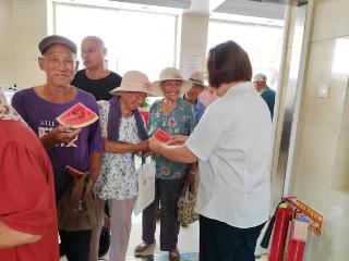 东营农商银行六户支行：夏日送清凉 关爱沁人心