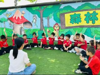 东营市利津县北宋镇中心幼儿园大二班开展“鱼戏莲叶间，童趣绘自然”艺术活动