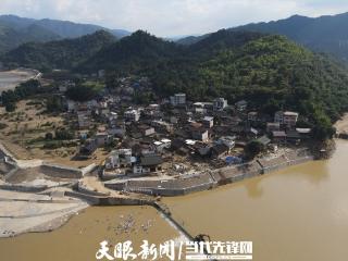 榕江杨家湾村：“孤岛”上的温情 泥泞中的脊梁