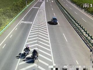 将导流线当“安全岛”停车 与同伴抽烟聊天