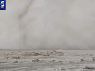 巨大“沙墙”来袭 青海海西多地出现沙尘天气