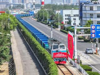 全国首创“一次性过轨”集港新模式！国产铁路车厢从山东港口烟台港直达非洲
