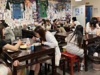 年轻人转身拥抱市井小店