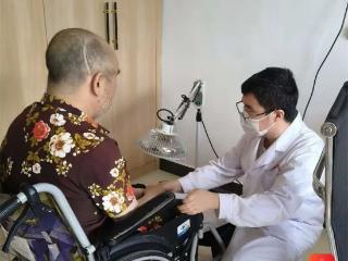 贵州玉屏：“健康敲门行动”为517名失能老人送医上门