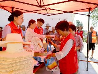 沂南农商银行联合苏村镇开展“夏送清凉”活动