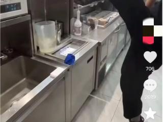 蜜雪冰城被曝员工用脚关直饮水桶，客服回应：将反馈核实