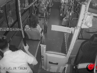 点赞！遇老人乘车不便，驾驶员主动出手相助