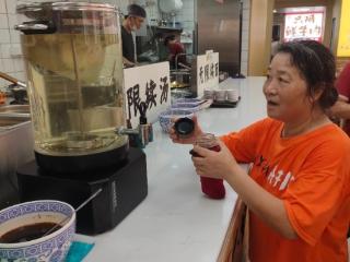 合肥一家面馆内设免费乒乓球室 老板吐露心声：与自身经历有关