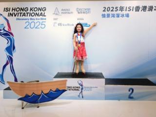 侯梓萱高级教练飞扬冰场点亮梦想