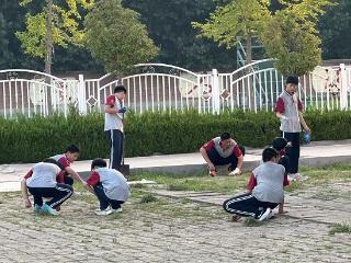 莒南县文疃镇初级中学：劳动实践课上，学生用双手扮靓校园