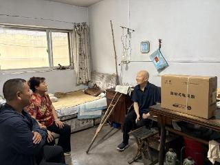 风扇转起民生情——泰山区徐家楼街道万家庄村为特困群体撑起“夏日保护伞”