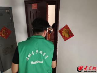 城阳区棘洪滩街道港北社区开展“垃圾分类来敲门”入户宣传活动