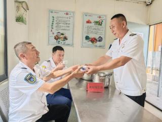 青岛温馨巴士10处“纳凉小屋”开放 备足防暑用品供市民免费取用