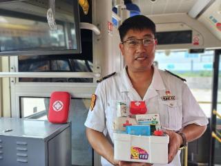 青岛公交“清凉守护”再升级：车厢配备应急药箱应对高温出行