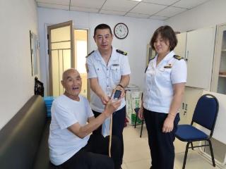手机失而复得 青岛92岁老人点赞拾金不昧公交人
