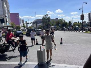 最低19元，杭州这里卖爆了！湖南姑娘特意坐高铁赶来，“便宜一半都不止…”