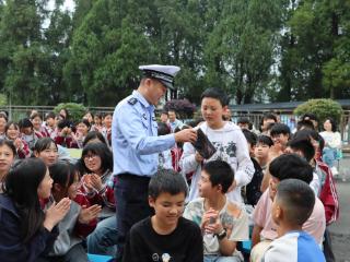 安顺交警：种下孩子暑期出行“防护林”