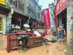山阳遭遇暴雨 漫川关镇部分商铺进水 多部门一线抢险