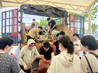 炎夏送清凉 温情润心田——齐鲁医药学院为千余名教职工发放六万斤西瓜