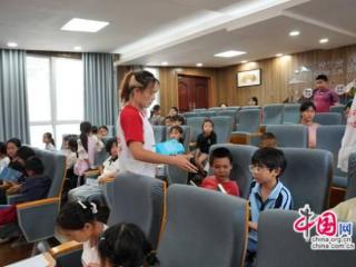 相“阅”湘西 吉首大学志愿者与小学生共享阅读
